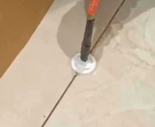 郫县瓷砖空鼓维修公司专业解答瓷砖在铺贴过程中，如果没有涂抹均匀到位的粘结材料（如水泥砂浆或瓷砖胶），可能会导致以下问题